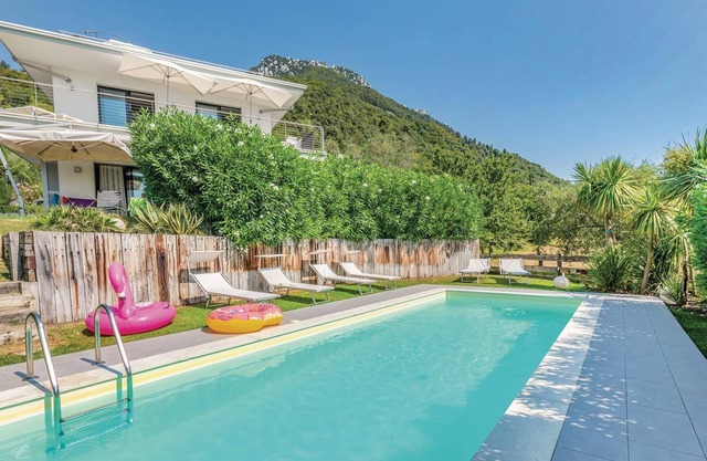 Vacation apartment in three-family house with shared swimming pool and large garden 4 km from Toscol