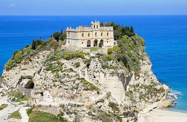 Vacation apartments 200 meters from the sea with private beach access