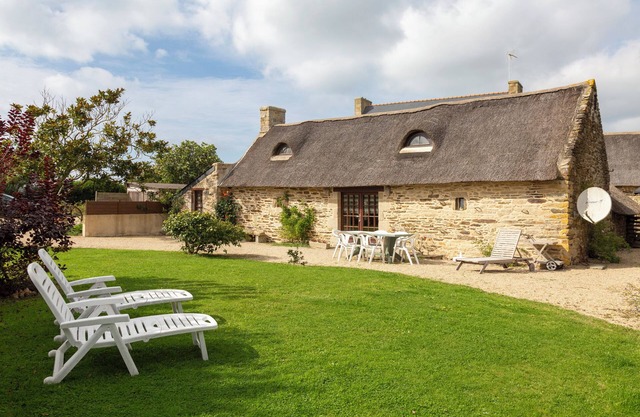 Vacation Home "Chaumière Ty Plouz" with Private Terrace, Private Garden and Wi-Fi