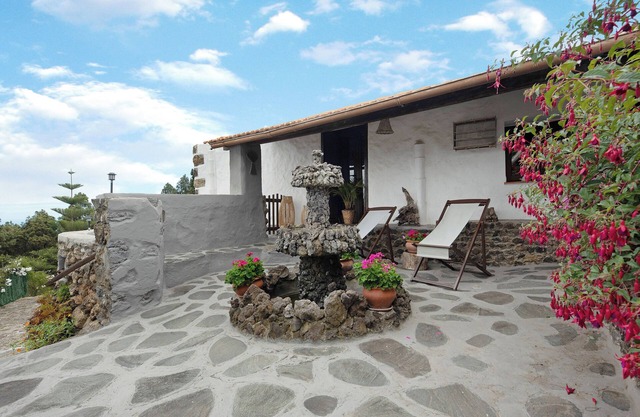 Vacation Home 'Rosalía' with Sea View, Terrace & Wi-Fi