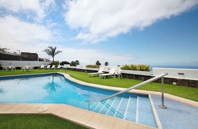 Vacation Home 'Linaje del Pago Castellana' with Mountain View, Pool & Wi-Fi
