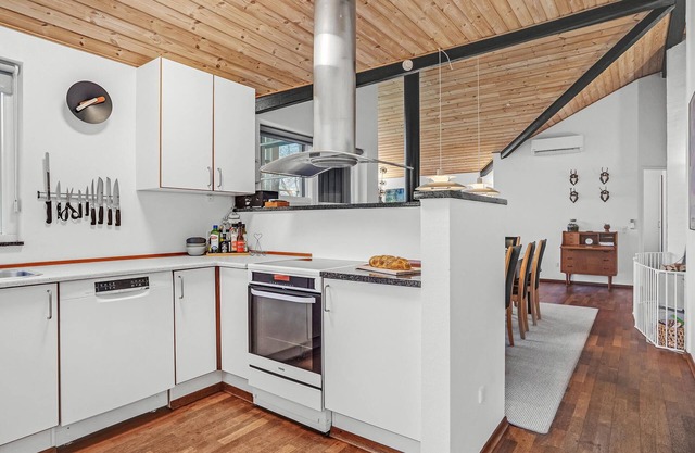 Vacation home with a beautiful location in a quiet cottage area a few minutes walk from the beach.
