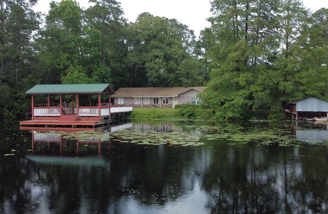 Vacation Pond House Retreat