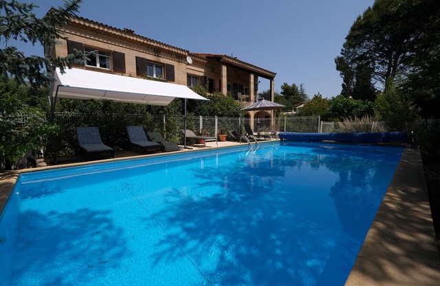 Vacation rental pool CHATEAUNEUF LE ROUGE LS7-80.
