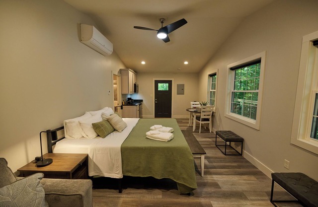 Valley Overlook - Cozy Cabin near Blossom Music Center, 1BR - Peninsula, Ohion