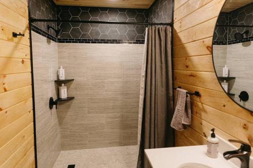 "Valley View Lodge" RRG - Modern Stay w/Hot-tub