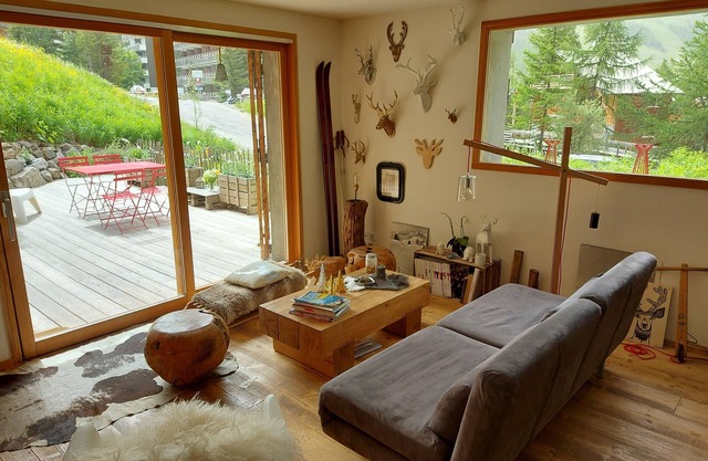 Vars les Claux. Terrace and garden. Private parking. Linen provided, beds made.