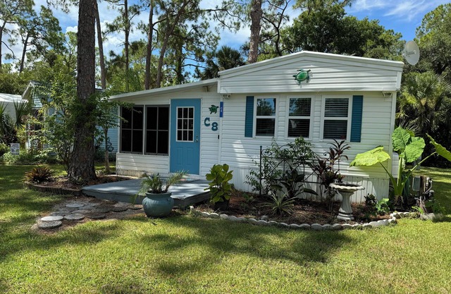 Venice Bungalow - Come relax near the Myakka River & 15 Minutes from the Beach!