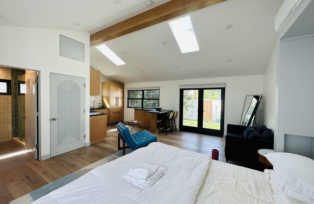 Venice/Marina Del Rey Cottage studio with Private Garden