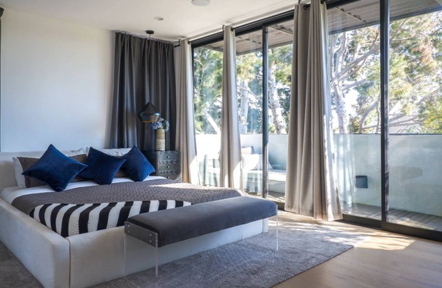 Venice - Modern Multi-Level Living in Venice with Rooftop Oasis