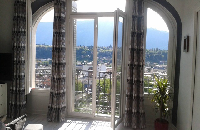 Very beautiful apartment with stunning views & pool in residence