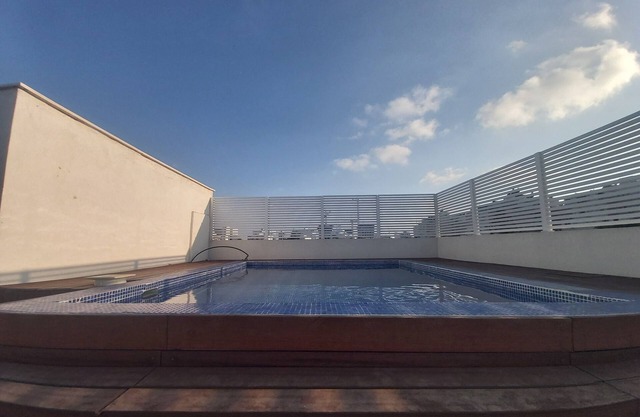 Very beautiful penthouse with a hot swimming pool under blue skies .