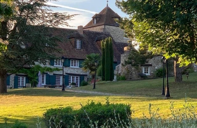 Very beautiful property in champagne, swimming pool and tennis