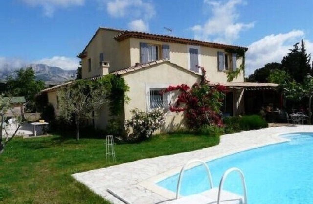 Very beautiful villa with a pool at the heart of the Provence of Cezanne