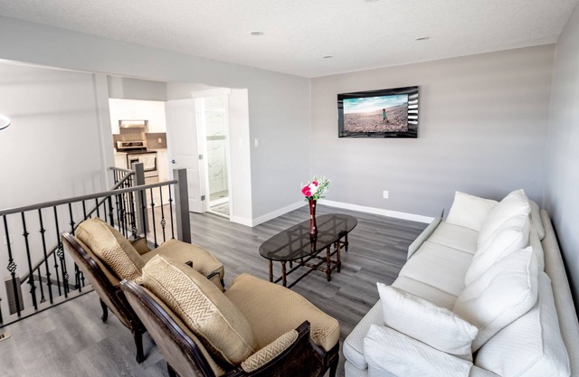 Very central Full renovated in Aug 2024 rare find pet friendly 2 min from hwy1