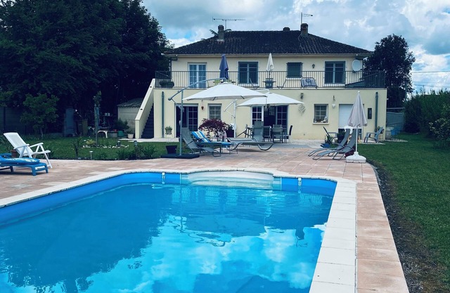 Very cosy comfortable 3 bedrooms near bars and restaurants villages médiéval