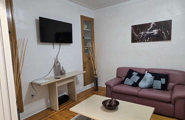 VERY LARGE, COMFORTABLE 4-BEDROOM APARTMENT CLOSE TO THE METRO