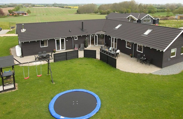 Very large exclusive pool house near the beach
