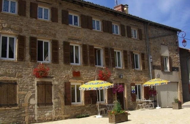 VERY LARGE GITE * WEEKEND & HOLIDAYS BEAUJOLAIS LYON RHONE
