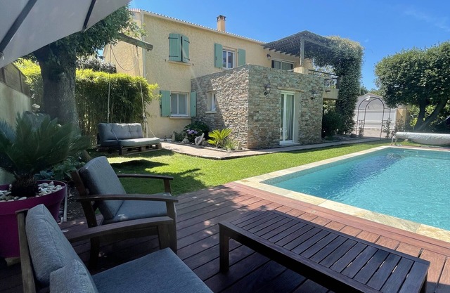 Very nice air-conditioned apartment with heated pool in charming villa.