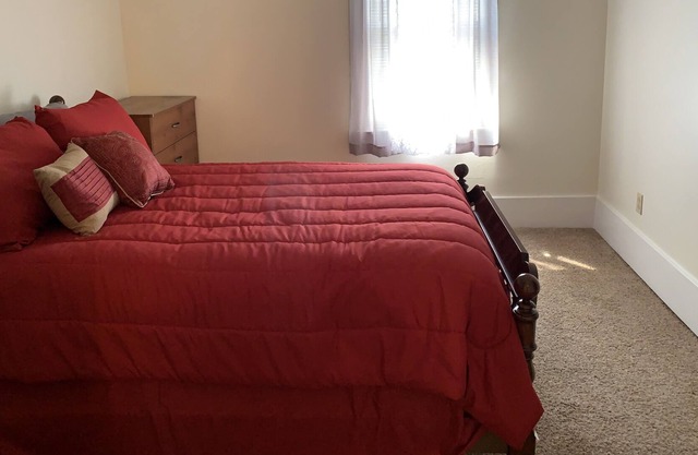 Very nice and cozy 3 Bedroom with full closets fully furnished