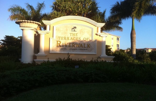 Very Nice and Large 1500+square Ft Riverwalk Condo Top Floor