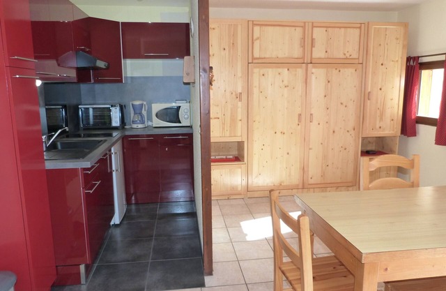 Very nice apartment 28m2 classified 2 stars in heart station, prox. tracks.