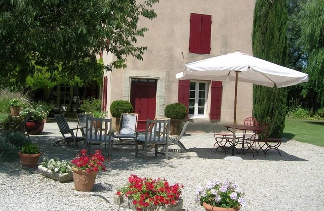 Very nice house in the countryside, 12 people, pool, and large garden.