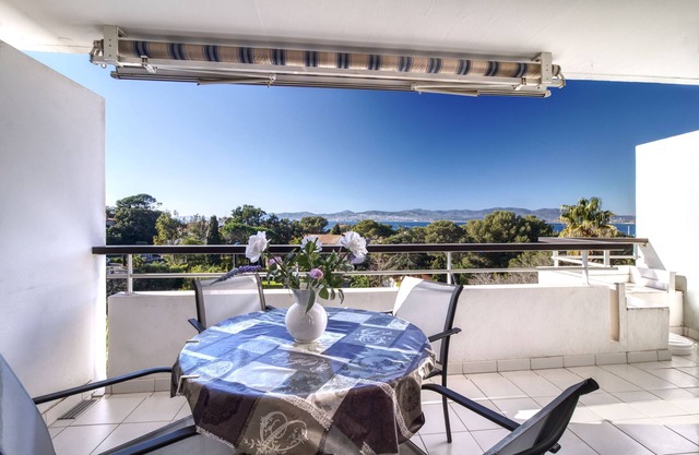 Very nice sea view for this beautiful apartment on the last floor.