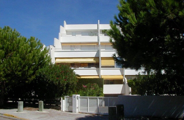 Very nice studio - all comforts - private parking - pool access