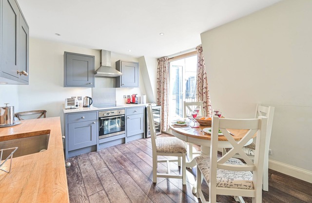 VERY UNUSAL HOME-COMFORTABLE =SLEEPS 4/5 Knightsbridge - Early C/in if avail -