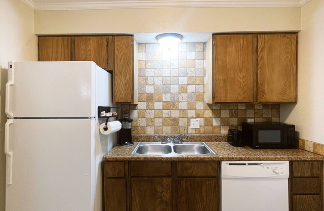 Vibrant 1BR Apartment, Pet-Friendly!
