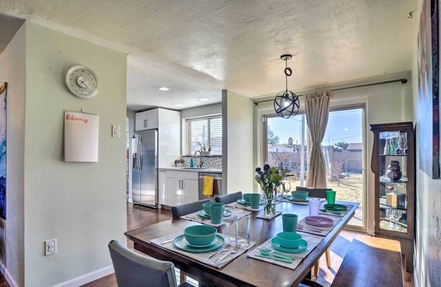 Vibrant ABQ Adobe Den: Mtn Views, Walk to Park!
