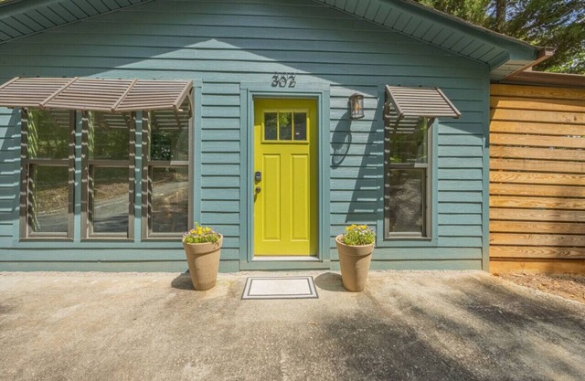 Vibrant Lakefront Getaway