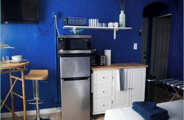 Vibrant Stylish DTLA Studio for 2!
