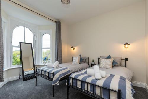 Victoria Cottage Seaside - Spacious 4-BR in Bognor Regis,close to Beachfront & 2 minutes from Butlins Holiday Camp