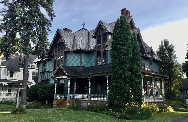 Victorian upstairs 1-bedroom apartment in Cortland NY/with WiFi. In Ground pool