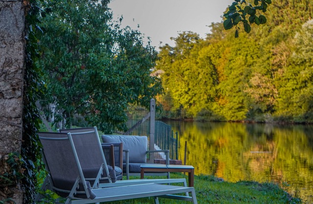 Vienne's Splendor Charming T5 by the River - Near Limoges CHU
