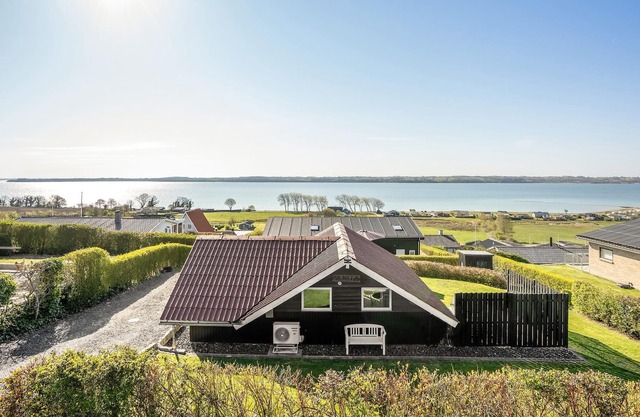 View house in the cottage settlement Skarrev on the fjord Aabenraa.