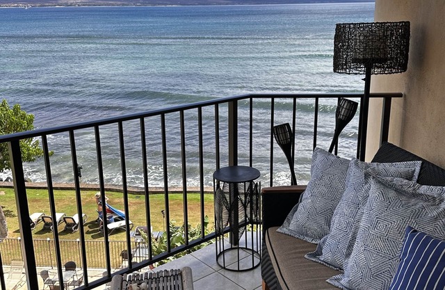 View whales from modern Top floor Oceanfront condo. Maalaea, Haleakala sunrise!