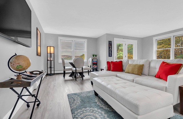 Views! Cozy, Private 3BR Condo with lake access!