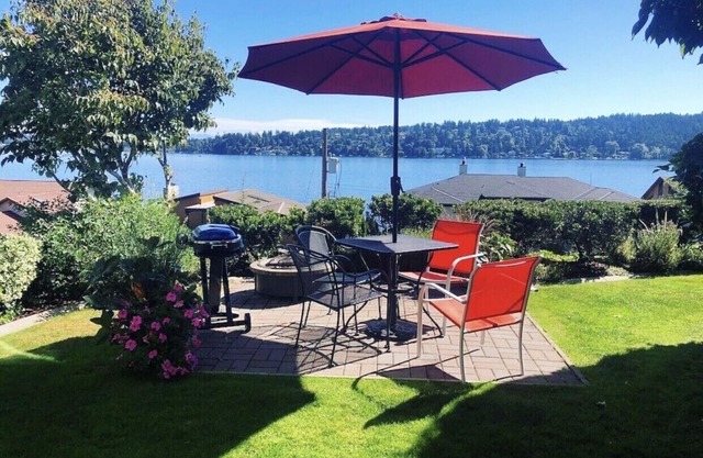 Views of Lake Washington and Mt. Rainier- North Seattle Area. Superb Location!