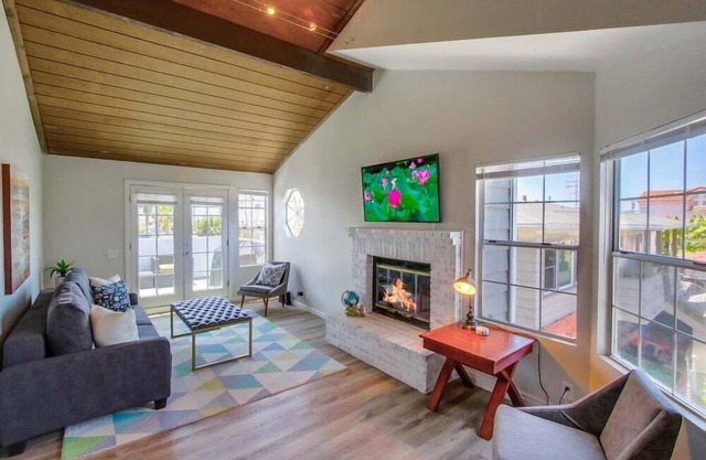 VIEWS * Walk to Beach * AC * Dogs Ok * Fire Pit