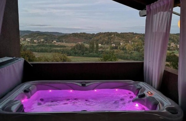 Viksa with Jacuzzi sleeps 2