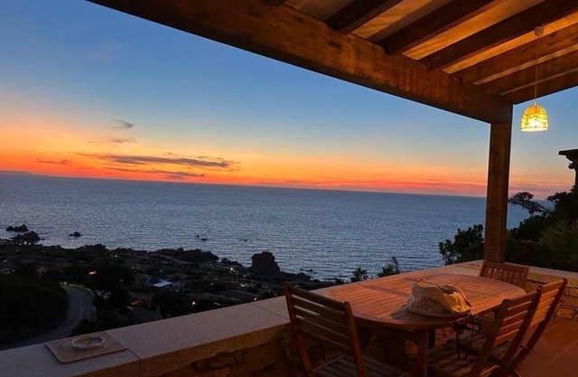 Villa with pool and exclusive romantic sunset