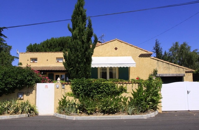 VILLA 300m2 ON CLOSED AND SPORTED GROUND OF 1750m2 POOL. PROMO OFFER 10%