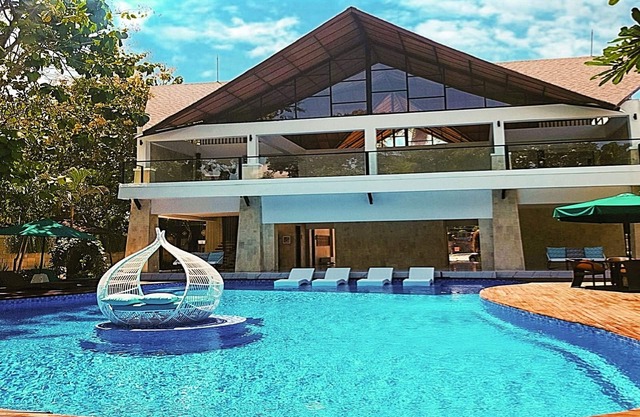 Villa 4 BR Central Seminyak mins to Beach