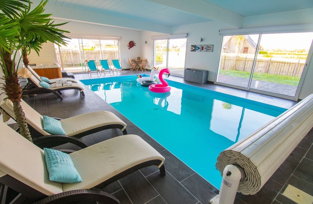 VILLA 4*large indoor pool and Jacuzzi 80 m from the sea and GR34.