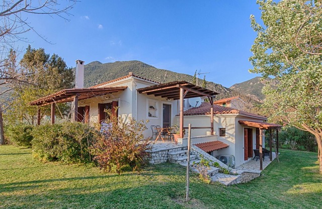Villa Almyriki 18km from Nafpaktos - 250m from the sea - 8 -10 persons