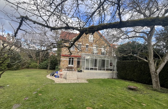 Villa and garden near Paris for the Olympic games